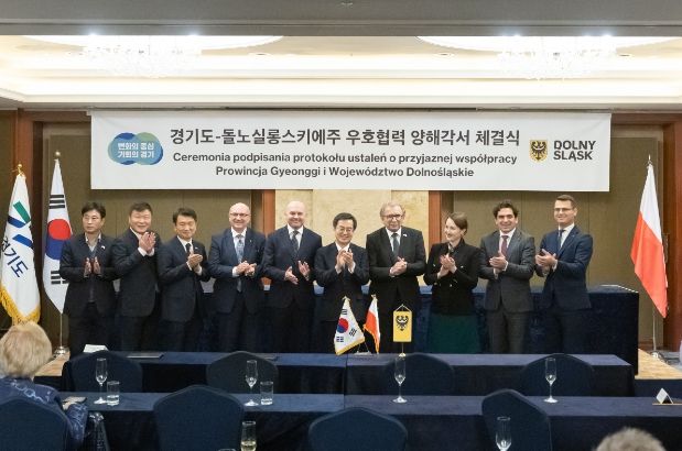 6일 오후 롯데호텔 서울점에서 열린 경기도-폴란드 돌노실롱스키에주 업무협약식에서 김동연 경기도지사, 안제이 야로흐 돌노실롱스키에 주의회 의장, 피오트르 오스타세프스키 주한 폴란드 대사 등이, 그제고르츠 마코 돌노실롱스키에 주 부총리 등이 기념촬영을 하고 있다..