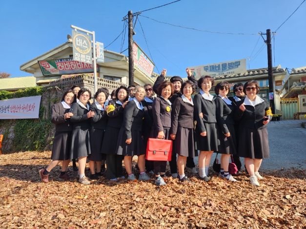 울산남구도시관리공단(이사장 이춘실)은 고래문화마을 장생포옛마을 내에 낙엽길을 조성해 방문객들로부터 큰 인기를 얻고 있다고 9일 밝혔다.