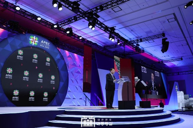 11월 15일 윤석열 대통령은 APEC CEO Summit 행사에 참석해 기조연설을 했다.