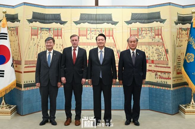 2월 8일 윤석열 대통령은 미국 국가안보보좌관과 일본 국가안전보장국장을 관저로 초청하여 만찬을 가졌다.