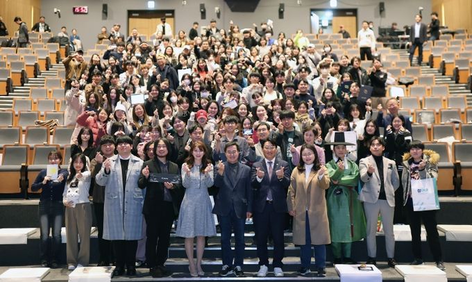 9일 경기도청 1층 다산홀에서 열린 2023년 경기청년 갭이어 페어에서 김동연 경기도지사 및 2023년 갭이어(1기,2기) 참여 청년 등이 기념촬영을 하고 있다.
