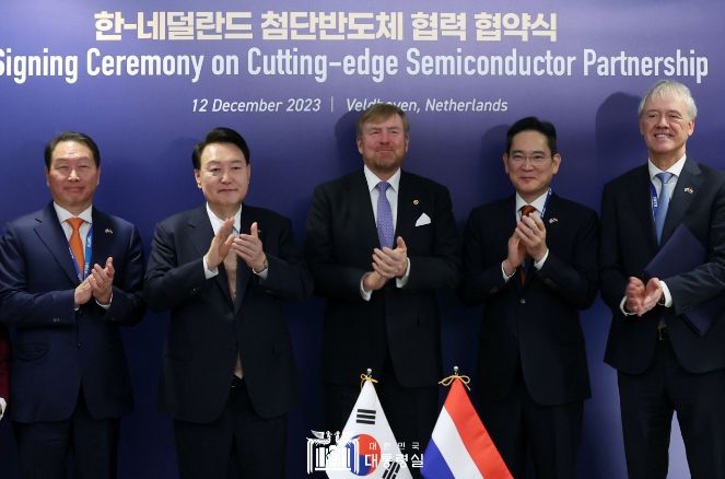 12월 12일 윤석열 대통령은 빌렘-알렉산더 네덜란드 국왕과 함께 벨트호벤에 위치한 ASML 본사를 방문했다.