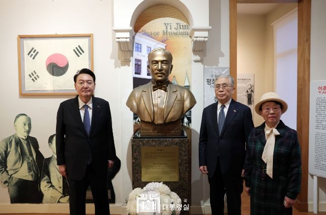 12월 13일 윤석열 대통령은 리더잘 방문 후 인근에 위치한 이준 열사 기념관을 방문해, 이준 열사가 사용하던 방과 침대, 고종 황제가 수여한 특사 신임장 등 전시물들을 관람했다.