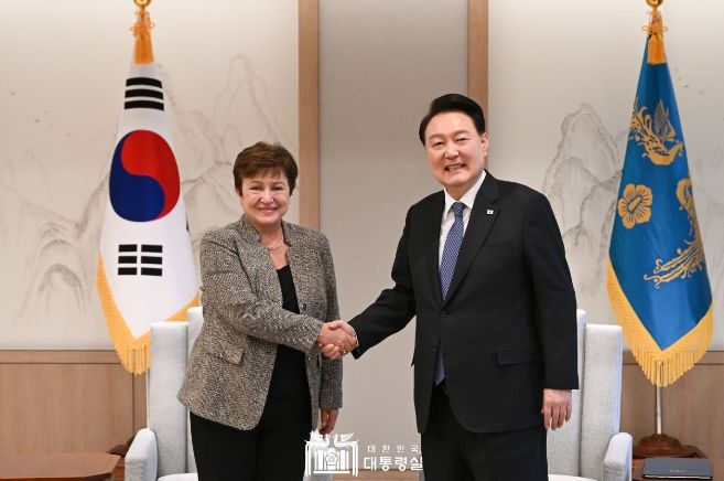 12월 15일 윤석열 대통령은 게오르기에바 IMF 총재를 접견했다.