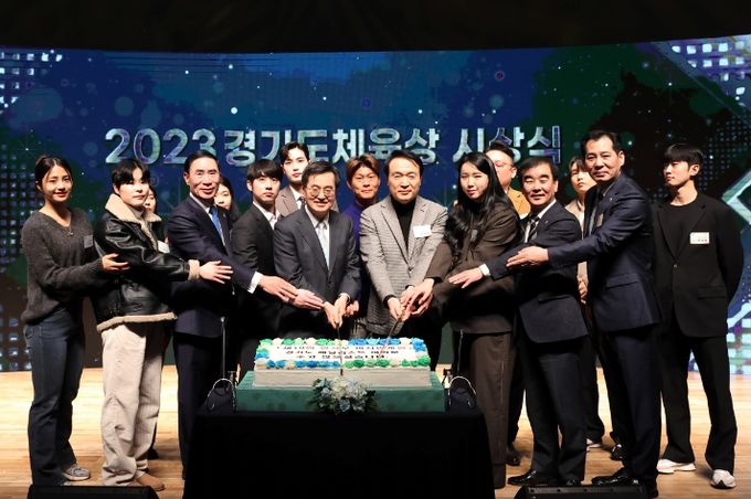 19일 오후 경기도청 다산홀에서 열린 2023 경기도체육상 시상식에서 김동연 경기도지사가 아시안게임 메달리스트들과 주요참석자들과 함께 떡케이크 절단하며 기념촬영을 하고있다.