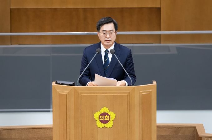21일 오전 경기도의회 본회의장에서 김동연 경기도지사, 염종현 경기도의회 의장, 임태희 경기도교육감 등이 참석한 가운데 제372회 정례회 제5차 본회의가 열리고 있다.