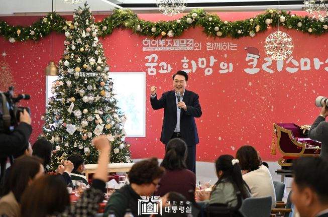 12월 22일 윤석열 대통령은 용산 대통령실에서 ‘히어로즈 패밀리와 함께하는 꿈과 희망의 크리스마스’ 행사를 개최해 전몰·순직군경의 유가족들과 뜻깊은 시간을 함께했다.