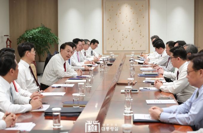 1월 2일 윤석열 대통령은 용산 대통령실에서 새해 첫 수석비서관회의를 주재했다.