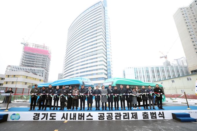 10일 오전 도청 임시 버스주차장에서 김동연 경기도지사, 염종현 경기도의회 의장, 경기도시장군수협의회 부회장, 경기도버스운송사업조합이사장, 노동조합협의회 의장, 노동조합원 등이 기념촬영을 하고 있다.