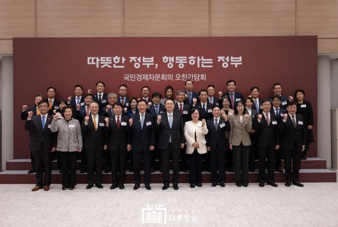 1월 11일 윤석열 대통령은 용산 대통령실에서 국민경제자문회의 위원들과 오찬 간담회를 했다.
