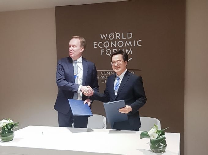 현지시간 15일 오후 스위스 다보스포럼에서 김동연 경기도지사가 보르게 브렌데(Børge Brende) 세계경제포럼 이사장과 4차산업혁명센터 설립을 위한 업무협약을 체결하고 있다.