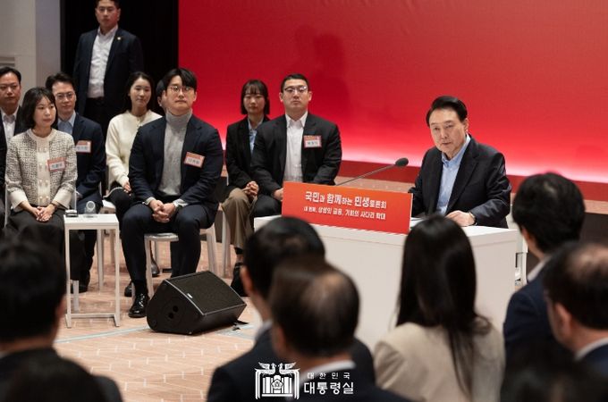 1월 17일 윤석열 대통령은 서울 여의도 한국거래소에서 ‘상생의 금융, 기회의 사다리 확대’를 주제로 네 번째 「국민과 함께 하는 민생 토론회」를 개최했다.