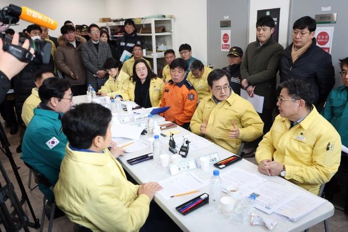 22일 오전 김동연 경기도지사가 평택, 화성 대규모 수질오염 현장점검을 위해 양감수질복원센터를 방문해 현장 상황 브리핑 및 대응방안을 논의 하고 있다