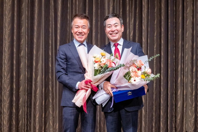 총동창회장 이취임식(좌측 신임 총동창회장 이휘성동문, 우측 전임 총동창회장 김복진회장)