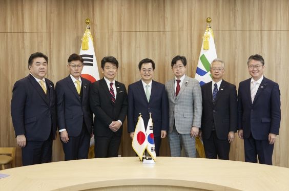 30일 오전 경기도청 집무실에서 김동연 도지사가 일본 아이치현 의원단과 기념촬영을 하고 있다.