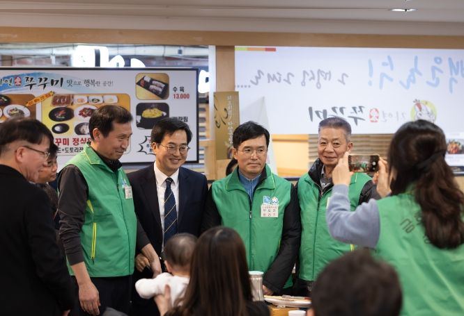 5일 오전 성남시 분당구 푸른마을 입주자대표회의실에서 김동연 경기도지사, 김병욱 국회의원, 김세용 GH사장, 라우현 푸른마을 재건축준비위원회 위원장, 성남시 시의원을 비롯한 지역주민이 참석한 가운데 노후계획도시 특별법 시행령안 및 1기신도시 광역교통체계 수립 관련 주민의견 청취를 위한 성남분당 재건축 주민간담회가 열렸다. 이어 설을 앞두고 인근 금호행복시장을 둘러보는 시간을 가졌다.