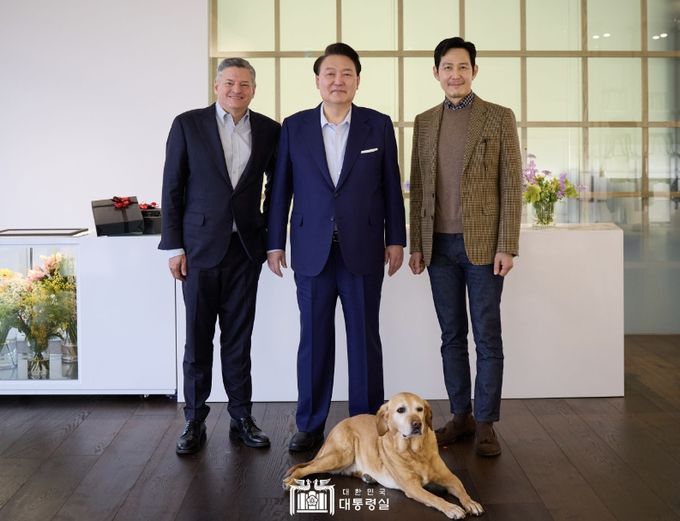 2월 17일 윤석열 대통령은 넷플릭스의 테드 서랜도스 공동대표와 넷플릭스 '오징어게임 2'에 출연하는 배우 이정재 씨를 대통령 관저로 초청해 오찬을 함께 했다.