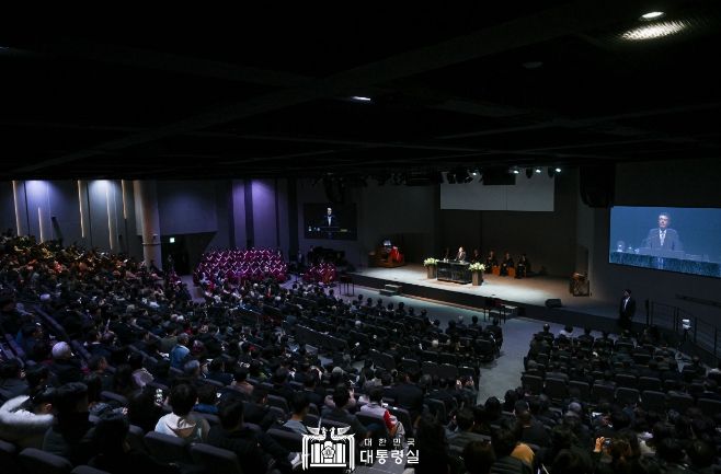 2월 25일 윤석열 대통령은 수원시 원천침례교회에서 열린 3·1운동 제105주년 기념 예배에 참석해 국가와 국민을 위해 기도하고 예배를 드렸다.