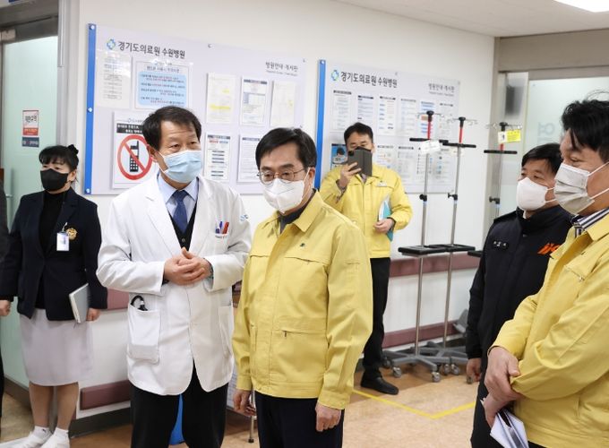 24일 오후 김동연 경기도지사는 의료계 집단행동과 관련해 경기도의료원 수원병원 현장을 보건건강국장 등 관계자와 함께 방문해 비상진료체계 가동 현황을 살펴보고 정일용 경기도의료원 원장 등 의료진에게 경기도민의 의료공백 최소화를 당부했다.