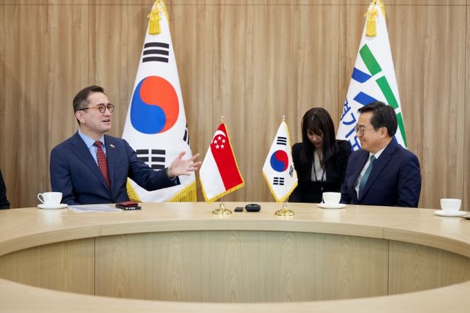 27일 오후 경기도청 집무실에서 김동연 경기도지사와 에릭 테오(Eric Teo) 주한 싱가포르 대사가 면담을 하였다.
