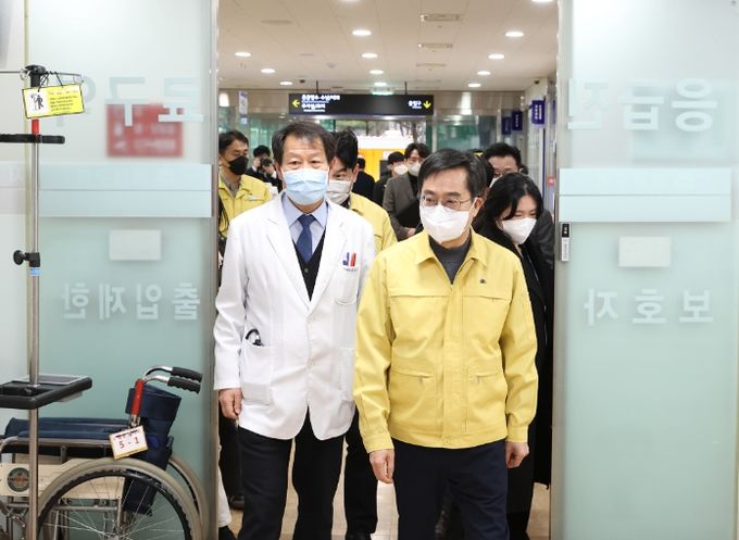 지난 2월 24일 오후 김동연 경기도지사는 의료계 집단행동과 관련해 경기도의료원 수원병원 현장을 보건건강국장 등 관계자와 함께 방문해 비상진료체계 가동 현황을 살펴보고 정일용 경기도의료원 원장 등 의료진에게 경기도민의 의료공백 최소화를 당부했다.
