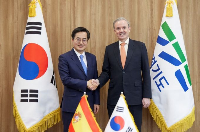 11일 오후 경기도청 집무실에서 김동연 경기도지사가 기예르모 키르크파트릭 데 라 베가(Guillermo Kirkpatrick de la Vega) 주한 스페인 대사와 면담을 마치고 기념촬영을 하고 있다.