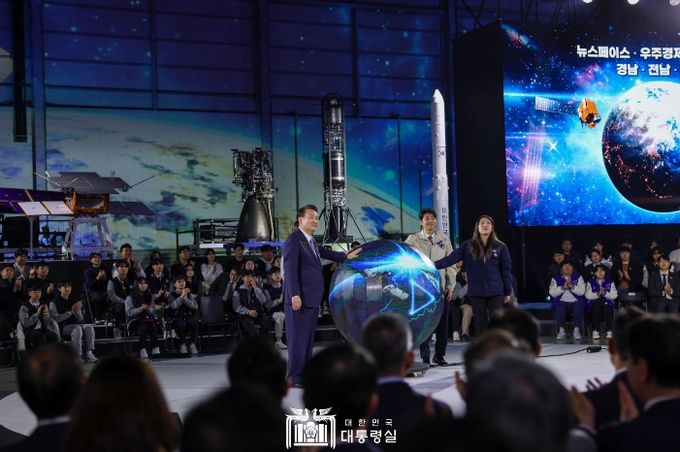 3월 13일 윤석열 대통령은 경남 사천 한국항공우주산업(KAI)에서 개최된 대한민국 우주산업 클러스터 출범행사에 참석했다.