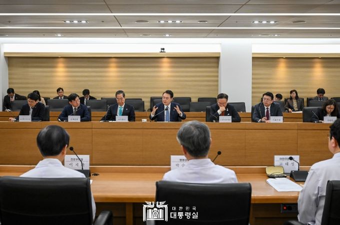 3월 18일 윤석열 대통령은 서울아산병원 어린이병원을 방문해 중증 어린이 환자의 진료 현장을 살펴보고 환자와 보호자 및 의료진을 격려했다.