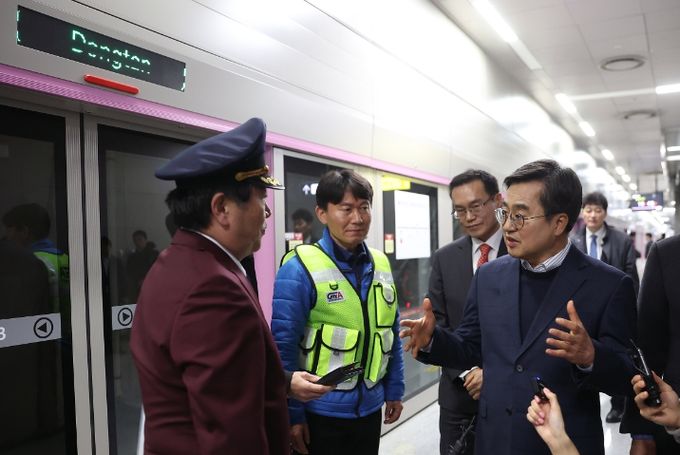 29일 오후 김동연 경기도지사가 GTX A노선 동탄역 종합상황센터를 방문해 현황 청취를 하고 있다.