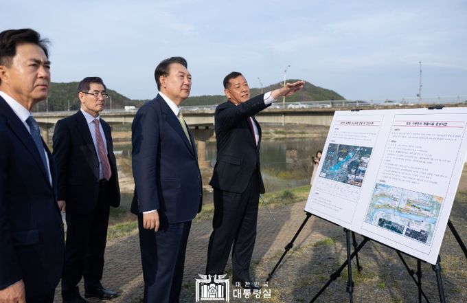 4월 2일 윤석열 대통령은 충남 공주시 옥룡동을 찾아 수해 현장을 둘러보고 복구 상황을 점검했다.
