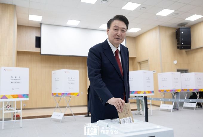 4월 5일 윤석열 대통령은 제22대 국회의원선거 사전투표 첫날인 오늘 오전 부산시 강서구 명지1동 행정복지센터에 마련된 사전투표소에서 투표를 마쳤다.