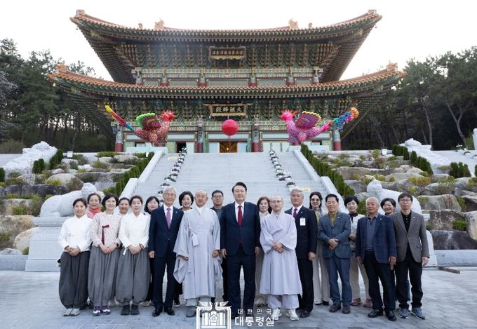 4월 5일 윤석열 대통령은 부산 부산진구에 위치한 삼광사를 방문했다.