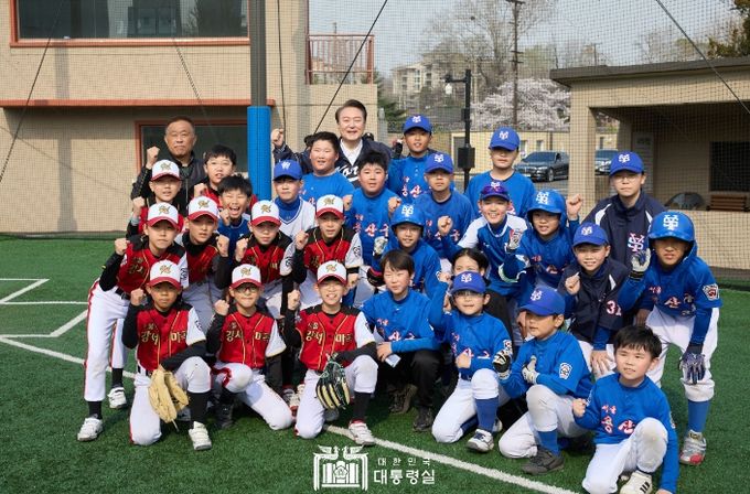 4월 6일 윤석열 대통령은 용산어린이정원을 깜짝 방문해 봄나들이를 나온 가족들과 어린이들을 만났다.