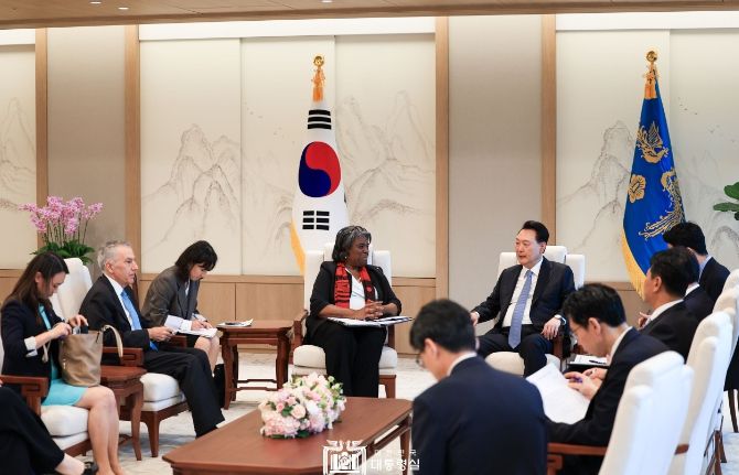 4월 15일 윤석열 대통령은 방한 중인 「린다 토마스-그린필드(Linda Thomas-Greenfield)」 주유엔 미국대사를 접견하고, 유엔 안보리 이사국 활동, 한미 동맹, 북한 문제 등에 대해 의견을 교환했다.