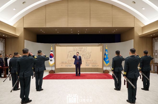 5월 1일 윤석열 대통령은 용산 대통령실에서 손대권 신임 육군 군수사령관, 정진팔 신임 육군 교육사령관, 권대원 신임 지작사 참모장, 이승오 신임 합참 작전본부장, 원천희 신임 국방정보본부장, 서진하 신임 3군단장, 박재열 신임 7군단장으로부터 진급 및 보직 신고를 받고 삼정검 수치를 수여했다.