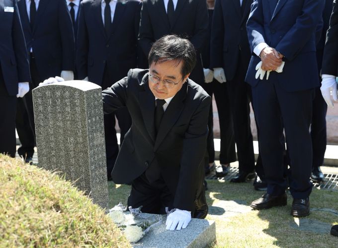 김동연 경기도지사가 3일 오전 광주광역시 북구 운정동 국립5·18민주묘지에서 경기도민 민주유공자들을 참배하고 있다.