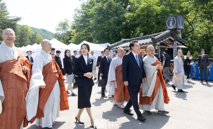 5월 19일 윤석열 대통령 부부는 경기 양주 회암사지에서 개최된 '회암사 사리이운 기념 문화축제와 삼대화상 다례재'에 참석해 100년만에 환지본처한 가섭불, 정광불,석가불, 나옹선사, 지공선사(3여래 2조사)의 사리 귀환을 축하했다.