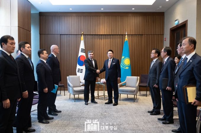 6월 13일 윤석열 대통령은 카자흐스탄 올자스 백테노프 총리를 접견해 양국 간 협력 확대를 위한 폭넓은 의견을 교환했다.