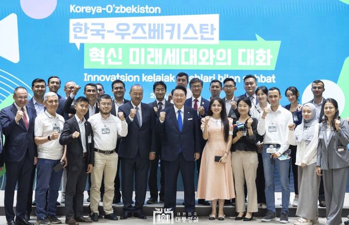 6월 13일 윤석열 대통령은 우즈베키스탄 창업촉진센터(U-Enter)를 방문했다.