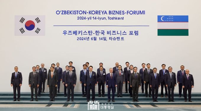 6월 14일 윤석열 대통령은 샤브카트 미르지요예프 우즈베키스탄 대통령과 함께 한-우즈베키스탄 비즈니스 포럼에 참석했다.