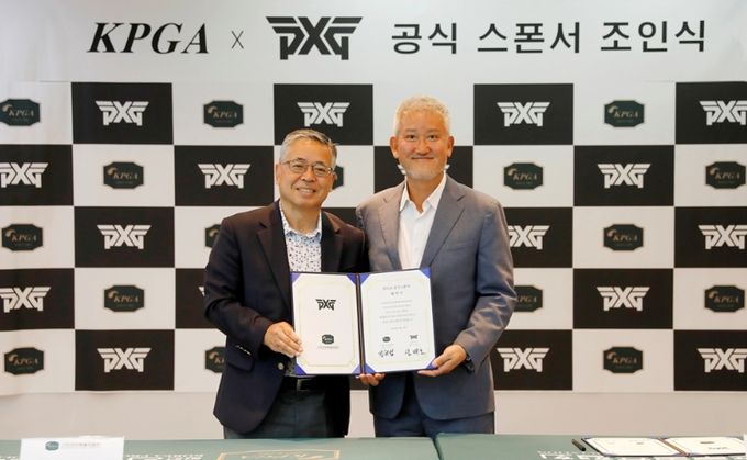 공식 스폰서 협약 체결 후 기념촬영에 임하고 있는 KPGA 김원섭 회장(좌)과 PXG 신재호 회장