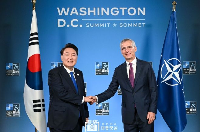 7월 11일 윤석열 대통령은 옌스 스톨텐베르그(Jens Stoltenberg) NATO 사무총장을 면담하고, 주요 국제 현안과 한-NATO 협력에 대해 의견을 교환했다.