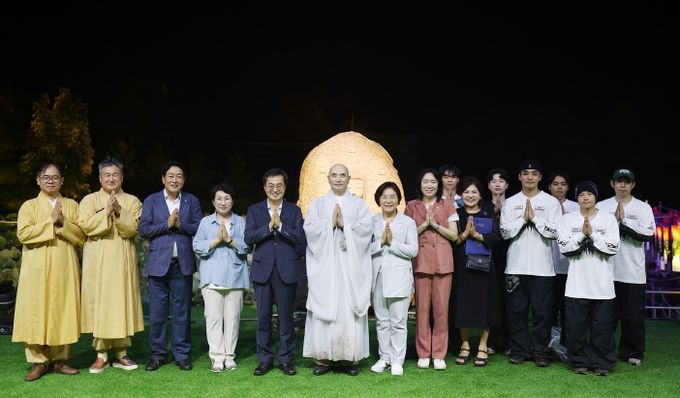 27일 저녁 제22회 봉선사 연꽃축제에서 김동연 경기도지사가 호산 스님 및 참석자들과 기념촬영을 하고 있다