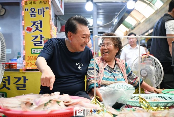 8월 5일 윤석열 대통령은 경상남도 통영중앙시장을 방문했다.