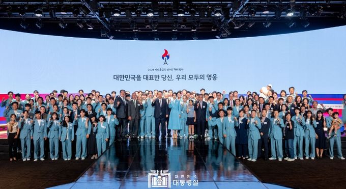 8월 22일 윤석열 대통령 부부는 서울 신라호텔에서 파리올림픽에 참가했던 선수단과 가족, 지도자 및 관계자 270여 명을 초청해 만찬과 문화행사가 어우러진 격려 행사를 개최했다.