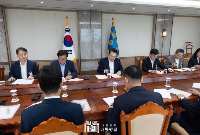 8월 26일 윤석열 대통령은 용산 대통령실에서 제100차 수석비서관회의를 주재했다.