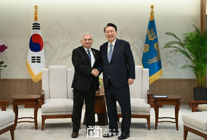 8월 26일 윤석열 대통령은 용산 대통령실에서 방한 중인 「잭 리드(Jack Reed)」 美 상원 군사위원장을 접견하고, 한미동맹 발전 방안에 대해 의견을 교환했다.