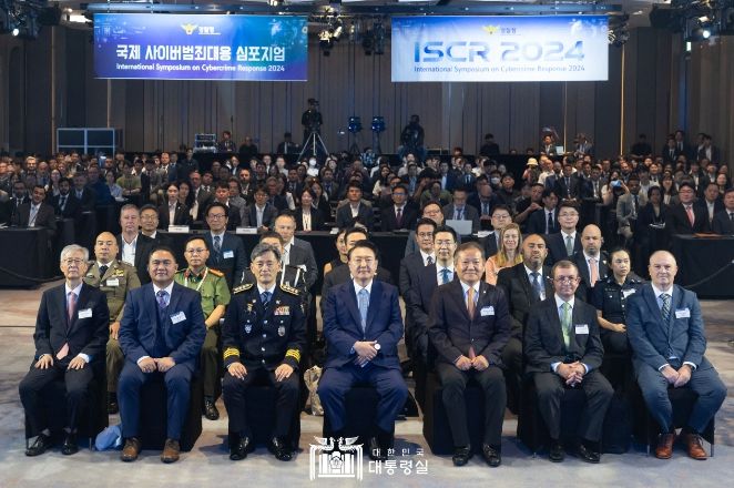 8월 27일 윤석열 대통령은 페어몬트 앰배서더 호텔 서울에서 개최된 '2024 국제 사이버범죄 대응 심포지엄'에 참석했다.
