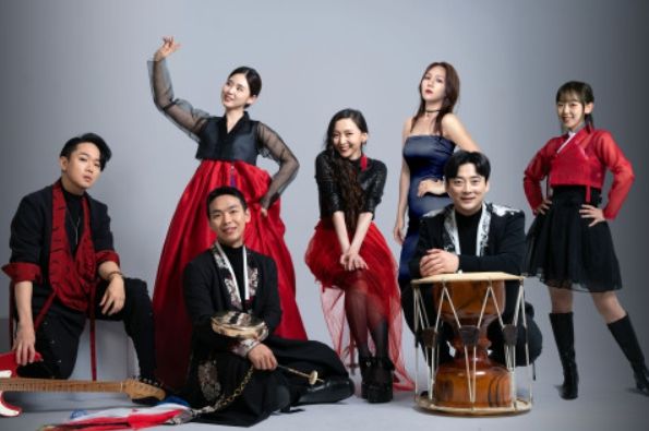 사진: 일렉트로 국악 밴드 누모리. 정준석(기타), 이아진(판소리), 이주용(객원 연주자), 이안나(키보드), 공시아(객원 소리꾼), 문상준(장구), 윤세연(객원 소리꾼)