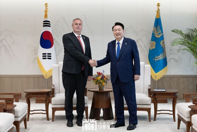 9월 4일 윤석열 대통령은 용산 대통령실에서 한국을 방문한 「토마쉬 포야르(Tomáš Pojar)」 체코 국가안보보좌관을 접견하고, 한-체코 관계 강화 방안에 대해 의견을 교환했다.